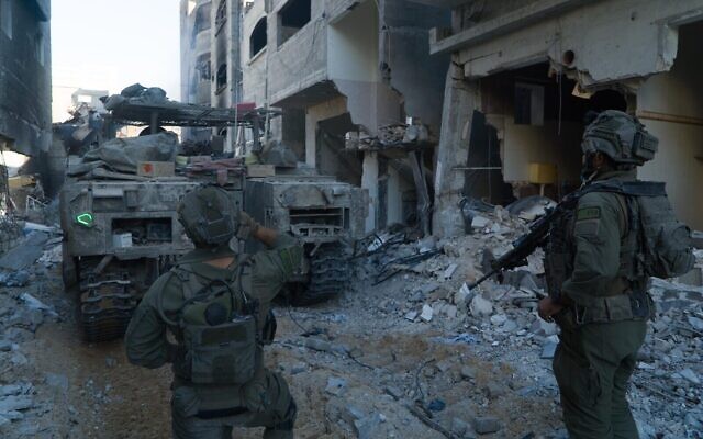 Des soldats de l’armée israélienne opérant dans la bande de Gaza, sur une photo non datée diffusée pour publication le 25 octobre 2024. (Crédit : Armée israélienne)