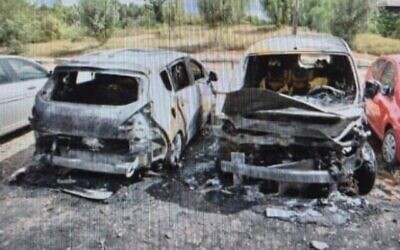 Des voitures incendiées près du parc Yarkon de Tel-Aviv, vraisemblablement sur ordre d'agents iraniens, sur une photo non datée. (Crédit : Police israélienne)