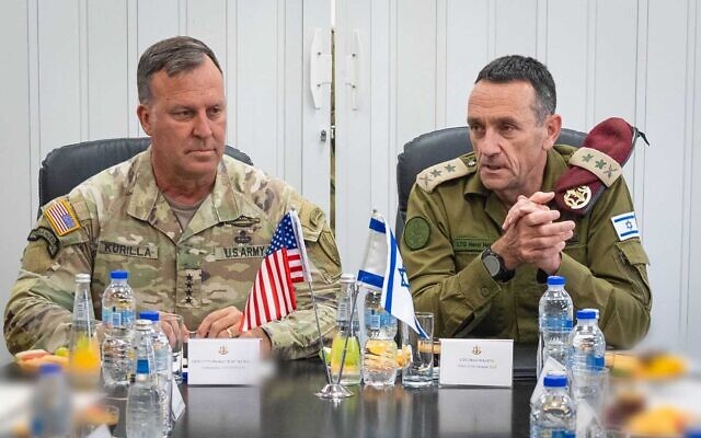 Le chef du CENTCOM des États-Unis, le général Michael Kurilla (à gauche), rencontre en Israël le chef de Tsahal, le lieutenant-général Herzi Halevi, sur cette photo diffusée le 11 juin 2024. (Armée israélienne)