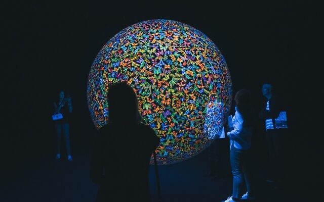 "De l'autre côté", une collection d’œuvres de l'artiste Zadok Ben-David, au Musée de la Tour de David, ouvert à partir du 18 septembre 2024. (Crédit : Authorization)
