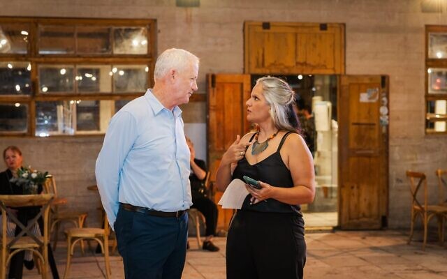 Le chef du parti HaMahane HaMamlahti, Benny Gantz, et Limor Livne lors de l'inauguration de « And the Sun Did Not Stand Still », une exposition d'œuvres d'art israéliennes qui a ouvert ses portes le 8 octobre 2024. (Crédit : Autorisation)