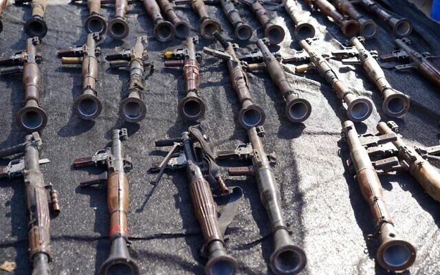 Des armes saisies au groupe terroriste du Hamas présentées à des journalistes étrangers et à d'autres personnes à l'occasion du premier anniversaire du pogrom perpétré par le groupe terroriste palestinien du Hamas le 7 octobre 2023 dans le sud d'Israël. (Credit : Armée israélienne)