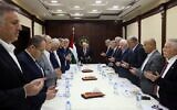 Le dirigeant de l'Autorité palestinienne Mahmoud Abbas menant une prière à la mémoire des personnes tuées à Gaza au début d'une réunion du Comité exécutif de l'Organisation de libération de la Palestine (OLP), à Ramallah, le 17 octobre 2024. (Crédit : Wafa)