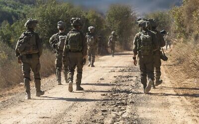 Des troupes de l'armée israélienne opérant dans le sud du Liban, sur une photo publiée le 20 octobre 2024. (Crédit : Armée israélienne)