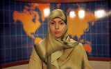 Photo datée du 21 août 2004 de la présentatrice française Éline Briant, de la télévision Al-Manar, proche du groupe musulman chiite Hezbollah. Le Conseil d'État français, la plus haute juridiction administrative du pays, a ordonné le 13 décembre 2004 à la société de satellites Eutelsat de cesser la diffusion de la télévision Al-Manar. L'interdiction des émissions au sein de l'Union européenne devait être mise en œuvre dans les 48 heures, a déclaré la cour après avoir statué que la chaîne avait violé les lois contre l'incitation à la haine raciale. (Photo de JOSEPH BARRAK / AFP)