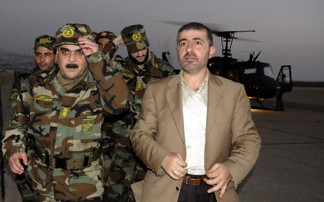 Wafiq Safa, responsable du Hezbollah (à droite) aux côtés de Samir Kuntar, terroriste condamné, libéré dans le cadre d'un échange avec Israël contre les corps de deux soldats, à l'aéroport de Beyrouth, le 16 juillet 2008. (Crédit : Hassan Ibrahim/AFP) Wafiq Safa, responsable du Hezbollah (à droite) aux côtés de Samir Kuntar, terroriste condamné, libéré dans le cadre d'un échange avec Israël contre les corps de deux soldats, à l'aéroport de Beyrouth, le 16 juillet 2008. (Crédit : Hassan Ibrahim/AFP)