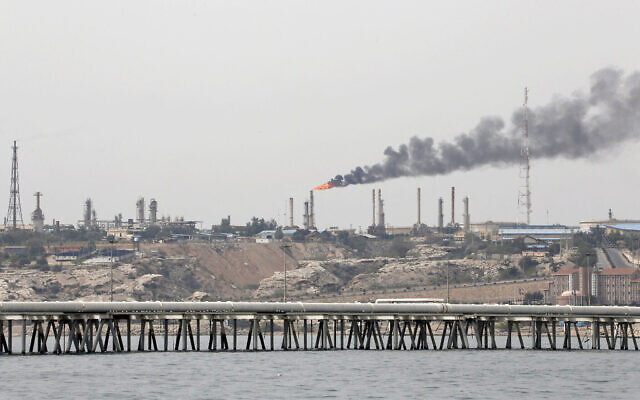 Illustration : Une installation pétrolière sur l'île de Khark, en Iran, sur la côte du Golfe, sur une photo prise le 12 mars 2017. (Crédit : Atta Kenare/AFP)