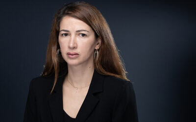 L'écrivaine française Zineb El Rhazoui pose lors d'une séance photo à Paris, le 12 mai 2022. (Crédit : JOEL SAGET / AFP)