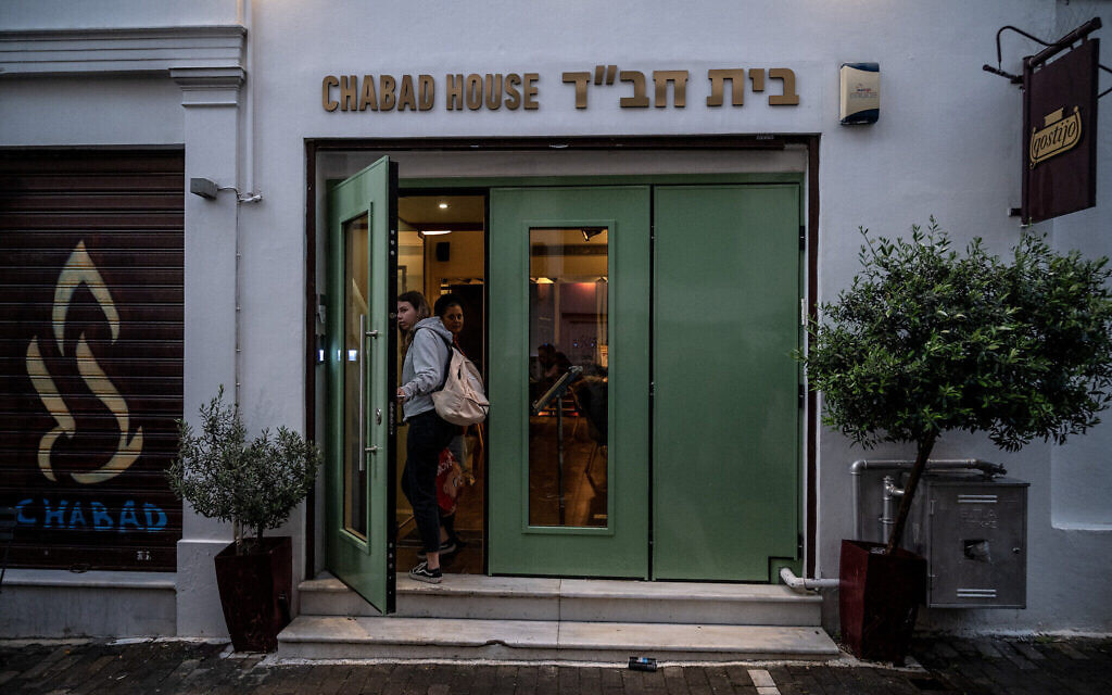 Des femmes entrent dans un restaurant juif qui aurait été la cible d'une tentative iranienne d'attentat dans le centre d'Athènes, en Grèce, le 28 mars 2023. (Crédit : Angelos Tzortzinis / AFP) Des femmes entrent dans un restaurant juif qui aurait été la cible d'une tentative iranienne d'attentat dans le centre d'Athènes, en Grèce, le 28 mars 2023. (Crédit : Angelos Tzortzinis / AFP)