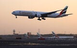 Un avion d'Emirates Airlines atterrissant à l'aéroport international de Dubaï, le 17 octobre 2023. (Crédit : Karim Sahib/AFP)