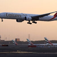 Un avion d'Emirates Airlines atterrissant à l'aéroport international de Dubaï, le 17 octobre 2023. (Crédit : Karim Sahib/AFP)