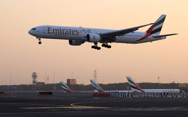 Un avion d'Emirates Airlines atterrissant à l'aéroport international de Dubaï, le 17 octobre 2023. (Crédit : Karim Sahib/AFP)