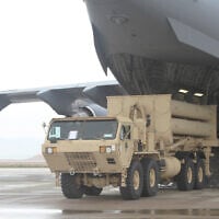Un aviateur de l'US Air Force préparant le déchargement d'un lanceur THAAD (Terminal High Altitude Area Defense), à la base aérienne de Nevatim, en Israël, le 1ᵉʳ mars 2019. (Crédit : Robert Durr/DVIDS/AFP)
