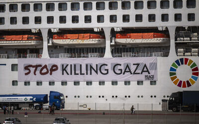 Une photo montre le bateau de croisière de l'ONG japonaise Peace Boat avec une bannière affichée indiquant « Stop killing Gaza », au milieu de la guerre entre Israël et le Hamas dans la bande de Gaza, lors de l'arrêt du bateau au port du Pirée, à Athènes, le 3 novembre 2023. (Photo par Angelos TZORTZINIS / AFP)