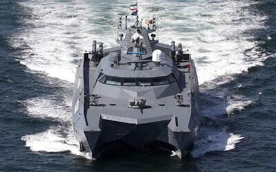 Une corvette lance-missiles du Corps des gardiens de la révolution islamique en mer lors de l'exercice naval combiné "Maritime Security Belt 2024" entre l'Iran, la Russie et la Chine dans le golfe d'Oman. (Crédit : Bureau de l'armée iranienne/AFP)