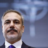 Le ministre des Affaires étrangères turc Hakan Fidan arrivant pour une réunion des ministres des Affaires étrangères de l'OTAN, au siège de l'OTAN, à Bruxelles, le 3 avril 2024. (Crédit : Kenzo Tribouillard/AFP)
