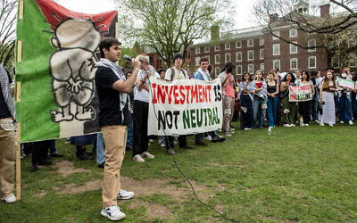Des étudiants et des membres de la communauté organisent un rassemblement anti-israélien et pro-palestinien au campement de l'Université Brown à Providence, Rhode Island, le 29 avril 2024. (Crédit : Joseph Prezioso/AFP)