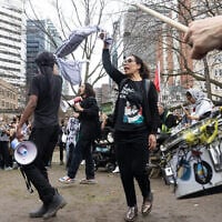 Des étudiants et des militants manifestant pour la huitième journée consécutive dans un campement anti-Israël installé sur le campus de l'université McGill, à Montréal, au Canada, le 4 mai 2024. (Crédit : Alexis Aubin/AFP)