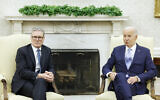 Le président américain Joe Biden (à droite) et le Premier ministre britannique Keir Starmer (à gauche) s'adressant aux journalistes avant de participer à une réunion bilatérale dans le bureau ovale de la Maison Blanche, à Washington, le 10 juillet 2024. (Crédit : Anna Moneymaker/Getty Images via AFP)