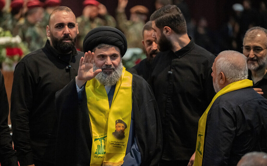 Un haut responsable du Hezbollah, Hachem Safieddine (au centre), assistant à la cérémonie funéraire du haut commandant assassiné Fouad Shokor, dans la banlieue sud de Beyrouth, le 1er août 2024. (Crédit : Khaled Desouki/AFP)