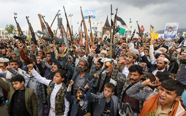 Des Yéménites armés scandant des slogans lors d'une manifestation dénonçant l’élimination du chef du Hamas, Ismaïl Haniyeh, et du commandant en chef du Hezbollah, Fuad Shokor, dans la capitale Sanaa, contrôlée par les Houthis, le 2 août 2024. (Crédit : Abdallah Adel/AFP) Des Yéménites armés scandant des slogans lors d'une manifestation dénonçant l’élimination du chef du Hamas, Ismaïl Haniyeh, et du commandant en chef du Hezbollah, Fuad Shokor, dans la capitale Sanaa, contrôlée par les Houthis, le 2 août 2024. (Crédit : Abdallah Adel/AFP)