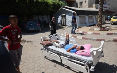 Des Palestiniens évacuent des patients de l'hôpital des Martyrs d'Al-Aqsa à Deir al-Balah, dans le centre de la bande de Gaza,  dans le cadre du conflit entre Israël et le Hamas. (Crédit : Eyad BABA / AFP)