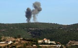 Illustration : La fumée s'élevant après une frappe aérienne israélienne sur le Hezbollah à la périphérie du village de Yater, au sud du Liban, le 20 septembre 2024. (Crédit : Kawnat Haju/AFP)