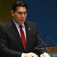 L'ambassadeur israélien Danny Danon s'adressant à un événement en marge de l'Assemblée générale de l'ONU, au siège des Nations unies, à New York, le 22 septembre 2024. (Crédit : Angela Weiss/AFP)