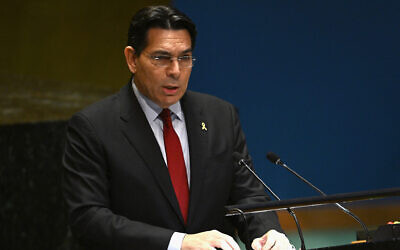 L'ambassadeur israélien Danny Danon s'adressant à un événement en marge de l'Assemblée générale de l'ONU, au siège des Nations unies, à New York, le 22 septembre 2024. (Crédit : Angela Weiss/AFP)