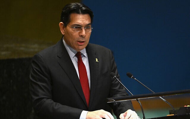 L'ambassadeur israélien Danny Danon s'adressant à un événement en marge de l'Assemblée générale de l'ONU, au siège des Nations unies, à New York, le 22 septembre 2024. (Crédit : Angela Weiss/AFP)
