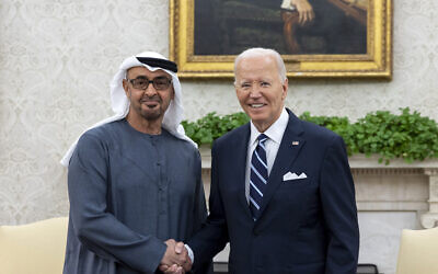 Cette photo fournie par la Cour présidentielle des Émirats arabes unis montre le Président américain Joe Biden serrant la main du Président des Émirats arabes unis Cheikh Mohammed bin Zayed al-Nahyan, lors d'une réunion bilatérale dans le bureau ovale de la Maison Blanche à Washington, DC, le 23 septembre 2024. (Photo by Ryan CARTER / UAE PRESIDENTIAL COURT / AFP PHOTO)
