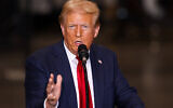 L'ancien président américain et candidat républicain à la présidence Donald Trump s'exprimant lors d'un événement de campagne à Mint Hill, en Caroline du Nord, le 25 septembre 2024. (Crédit : Logan Cyrus/AFP)
