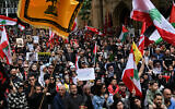 Des centaines de manifestants brandissant des drapeaux et des photos du chef défunt du Hezbollah, Hassan Nasrallah, lors d'une manifestation, à Sydney, le 29 septembre 2024. (Crédit : Saeed Khan/AFP)