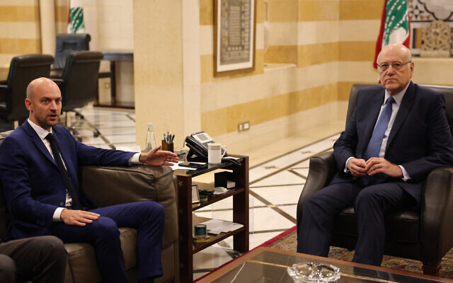 Le Premier ministre intérimaire du Liban, Najib Mikati, rencontrant le ministre français des Affaires étrangères, Jean-Noël Barrot, à Beyrouth, le 30 septembre 2024. (Crédit : Anwar Amro/AFP)