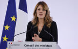 La porte-parole du gouvernement français, Maud Brégeon, s'adressant à la presse après le Conseil des ministres hebdomadaire, à Paris, le 1er octobre 2024. (Crédit : Ludovic Marin/AFP)