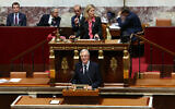 Le Premier ministre français Michel Barnier, à côté de la présidente de l'Assemblée nationale française Yaël Braun-Pivet (en haut), prononçant son déclaration de politique générale devant l'Assemblée nationale française, à Paris le 1er octobre 2024. (Crédit : Alain Jocard/AFP)