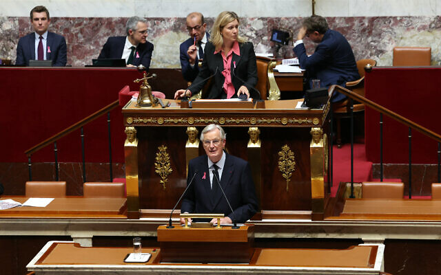 Le Premier ministre français Michel Barnier, à côté de la présidente de l'Assemblée nationale française Yaël Braun-Pivet (en haut), prononçant son déclaration de politique générale devant l'Assemblée nationale française, à Paris le 1er octobre 2024. (Crédit : Alain Jocard/AFP) Le Premier ministre français Michel Barnier, à côté de la présidente de l'Assemblée nationale française Yaël Braun-Pivet (en haut), prononçant son déclaration de politique générale devant l'Assemblée nationale française, à Paris le 1er octobre 2024. (Crédit : Alain Jocard/AFP)