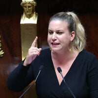 La présidente du groupe parlementaire La France Insoumise - Nouveau Front Populaire Mathilde Panot prononçant un discours à la suite de la déclaration de politique générale du Premier ministre français Michel Barnier devant l'Assemblée nationale française, à Paris le 1er octobre 2024. (Crédit : Alain Jocard/AFP)