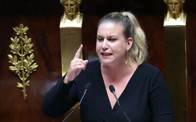 La présidente du groupe parlementaire La France Insoumise - Nouveau Front Populaire Mathilde Panot prononçant un discours à la suite de la déclaration de politique générale du Premier ministre français Michel Barnier devant l'Assemblée nationale française, à Paris le 1er octobre 2024. (Crédit : Alain Jocard/AFP)