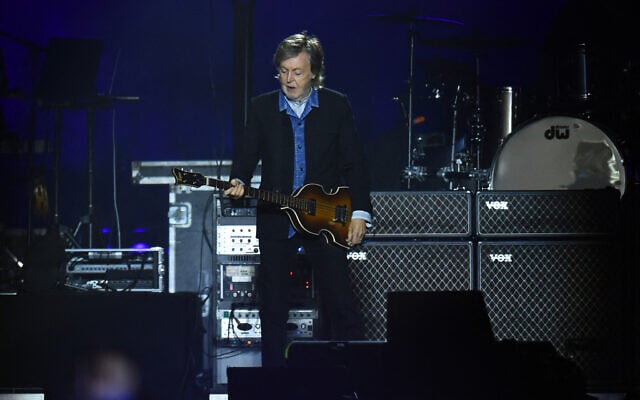 Le musicien anglais Sir Paul McCartney se produisant dans le cadre de sa tournée « Got Back », au stade Centenario de Montevideo, le 1er octobre 2024. (Crédit : Dante Fernandez/AFP)