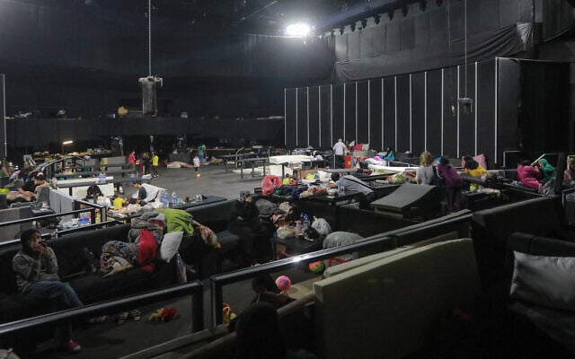 Des familles déplacées s'abritant dans la boîte de nuit Sky Bar, à Beyrouth, le 2 octobre 2024. (Crédit : Ibrahim Amro/AFP) Des familles déplacées s'abritant dans la boîte de nuit Sky Bar, à Beyrouth, le 2 octobre 2024. (Crédit : Ibrahim Amro/AFP)