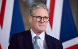 Le Premier ministre britannique Keir Starmer s'exprimant lors d'une conférence de presse pendant sa visite au siège de la Commission européenne, à Bruxelles, le 2 octobre 2024. (Crédit : Benjamin Cremel/POOL/AFP)