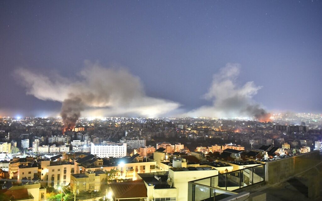 De la fumée s’élevant du site d'une attaque aérienne israélienne qui aurait visé un quartier de la banlieue sud de Beyrouth, le 3 octobre 2024. (Crédit : Fadel Itani/AFP)