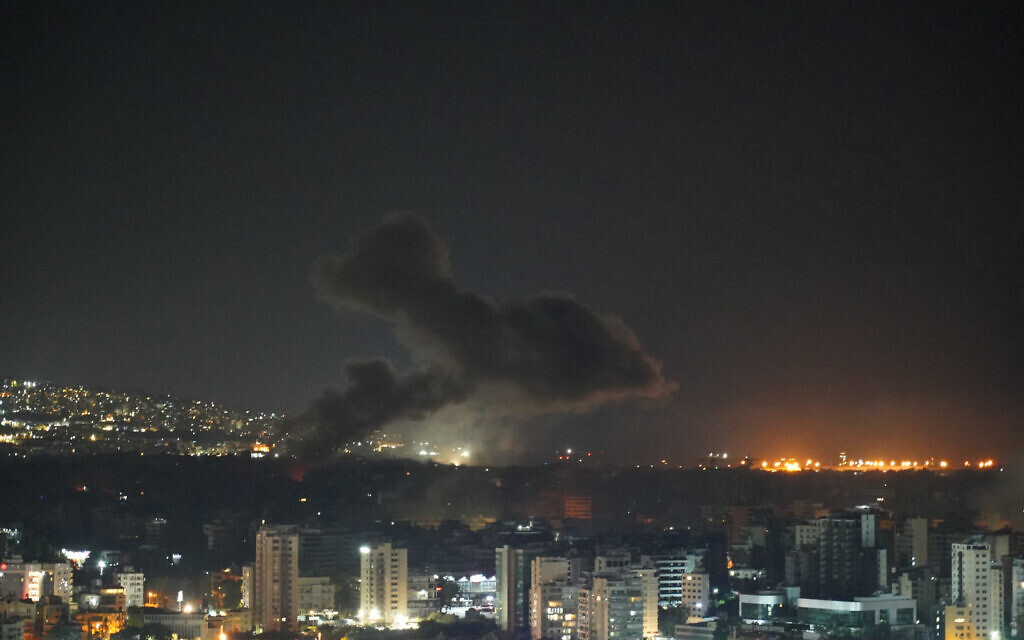 De la fumée s’élevant du site d'une frappe aérienne israélienne qui a visé un quartier de la banlieue sud de Beyrouth, le 3 octobre 2024. (Credit : Etienne Torbey/AFP)