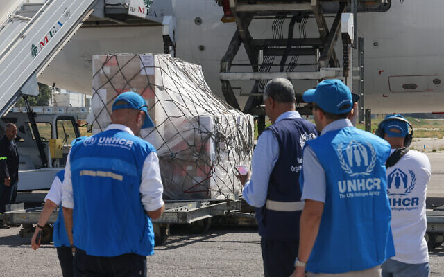 Le personnel au sol déchargeant une cargaison d'aide médicale fournie par l'Organisation mondiale de la santé (OMS) et le Haut Commissariat des Nations Unies pour les réfugiés (HCR), d'un avion, à l'aéroport international de Beyrouth, le 4 octobre 2024.(Crédit : Ibrahim Amro/AFP)