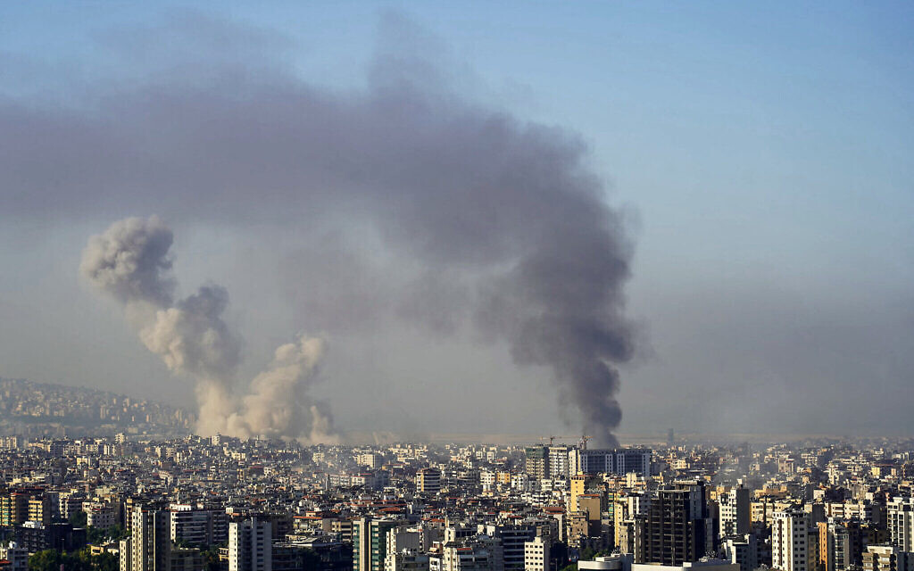 De la fumée s’élevant après une frappe aérienne israélienne sur une cible du Hezbollah dans la banlieue sud de Beyrouth, le 5 octobre 2024. (Crédit : Etienne Torbey/AFP)