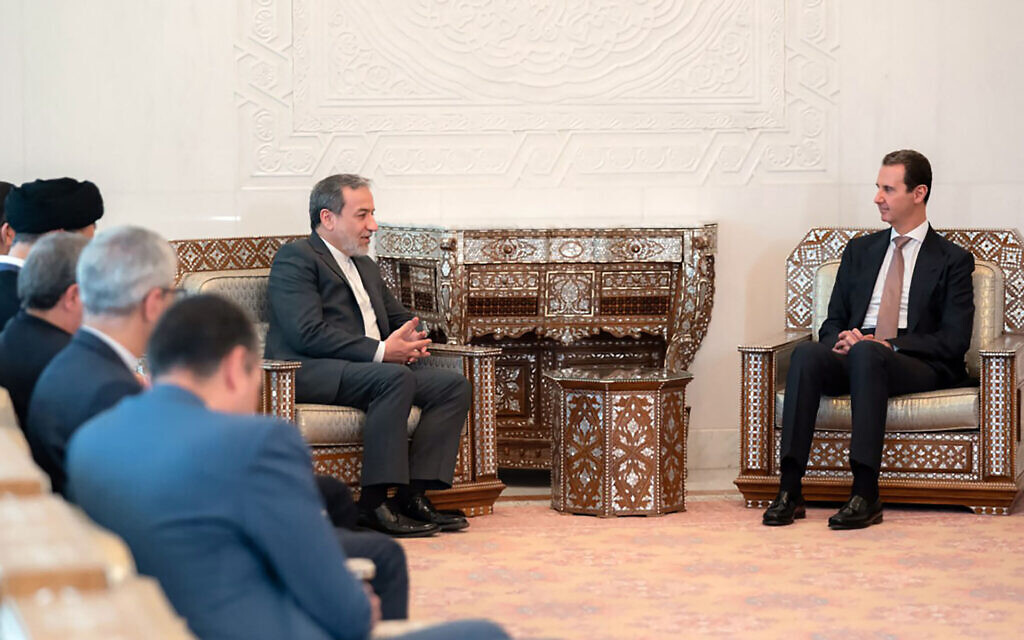 Le dictateur syrien Bashar el-Assad (à droite) rencontrant le ministre des Affaires étrangères iranien Abbas Araghchi, à Damas, le 5 octobre 2024. (Crédit : Page Telegram de la présidence syrienne/AFP)