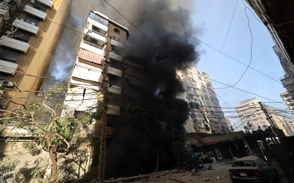 De la fumée s'élève d'un bâtiment touché par une frappe aérienne israélienne sur des cibles du Hezbollah dans la banlieue sud de Beyrouth, le 5 octobre 2024. (Crédit : ANWAR AMRO / AFP)