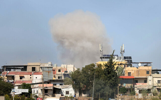 De la fumée s’élevant du site d'une frappe aérienne israélienne qui a ciblé la banlieue sud de Beyrouth, le 5 octobre 2024. (Crédit : Anwar Amro/AFP)