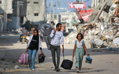 Des familles déplacées qui ont fui le nord de Gaza arrivant à Nuseirat, dans le centre de la bande de Gaza, le 5 octobre 2024. (Crédit : Bashar Taleb/AFP)
